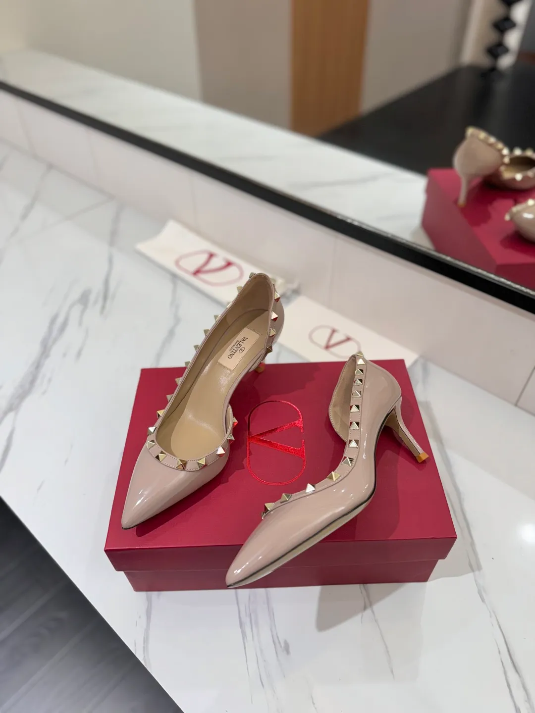 👟👟Ex-factory price 580👟👟 Valentino/Valentino rivet VT classic shoes, top replica! The side curves are perfect, the original molded custom-made rust-free rivets, and the textured hardware bring out a full sense of high-end, giving you a genuine foot feel! The first choice for high-end customers❤️ [Material] Upper: Original imported custom patent leather Lining: Original imported goatskin Outsole: Imported pearlescent leather outsole Heel height: 6.5CM Code number: 35-39 [34, 40, 41, 42 custom-made are not returnable]